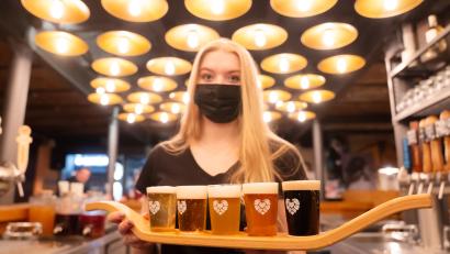 Bild: Nicolas Armer/dpa
In Bayern gibt es keine coronabedingte Sperrstunde um 22 Uhr mehr.