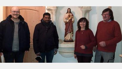 Bild: soj
Kirchenpfleger Stefan Kausler (von links), Pfarrer Thomas Samuel sowie Elisabeth und Gerhard Schinner vor der restaurierten Statue des "Heiligen Herz Jesu".