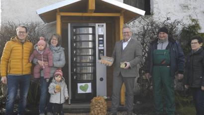 Bild: Hirsch
Oberbürgermeister Andreas Feller (Dritter von rechts) überzeugte sich vom regionalen Angebot auf dem Kiener-Hof in Richt, der inzwischen von der vierten (rechts) auf die fünfte Generation (links) überging.
