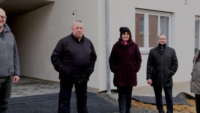 Bild: le
Der Aufsichtsrat der Baugenossenschaft „Eigenheim" ist komplett (von links): Jochen Zuber, Peter Girke, Vorstandsvorsitzende Marika Mauerer, AR-Vorsitzender Thomas Stetter und Berater Fred Lehner.