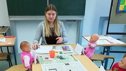 Archivbild: exb/Sigrid Troidl-Kazoglou
Bei den Prüfungen dienten angehenden Kinderpflegern am Beruflichen Schulzentrum Neustadt/WN im Sommer 2020 wegen der Corona-Pandemie Puppen als Ersatz.