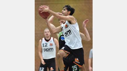 Bild: A. Schwarzmeier
Liam Archer zeigte eine starke Leistung, konnte aber die Wende für die DJK-Basketballer gegen Bamberg nicht mehr einleiten.