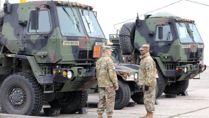 Symbolbild: Bernd Wüstneck/dpa
Bei der Nato-Großübung "Saber Strike 2022" werden Hunderte US-Militärfahrzeuge durch Tschechien rollen.