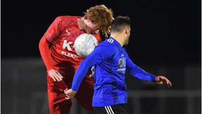 Bild: Büttner, Gerhard
Am Mittwoch spielte die SpVgg SV Weiden (blaues Trikot) 1:1 gegen den ASV Cham. Das Testpsiel gegen die DJK ammerthal fällt aus.