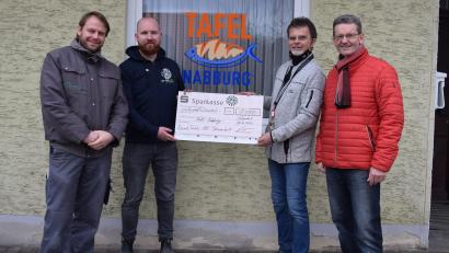 Bild: bnr
Round Table Schwandorf unterstützt die Tafel Nabburg mit einer Spende von 1500 Euro. Den Betrag übergaben (von links) Martin Weniger und Präsident Benedikt Gruber an Vorsitzenden Albert Bruckner und Schatzmeister Manfred Seibert.