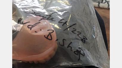 Bild: Paul Bishop
Das von Paul Bishop zur Verfügung gestellte Foto zeigt eine durchsichtige Plastiktüte mit der Aufschrift Bishop, in der sich eine Zahnprothese befindet.