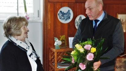 Bild: jml
Bürgermeister Gerhard List dankt Rosi Zwack vom BRK-Seniorenclub für 25 Jahre Dienst an den Mitmenschen. Die Gruppe löst sich jetzt auf.