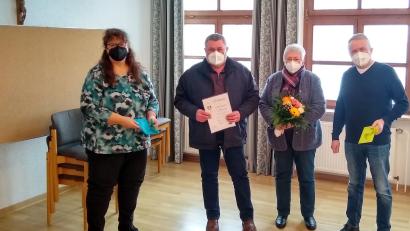 Bild: fjo
Zweiter Bürgermeister Josef Schmucker (rechts) dankt mit Geschäftsleiterin Kerstin Wilka-Dierl dem langjährigen Gemeindearbeiter Heinrich HIerold und dessen Ehefrau Anneliese (von links).