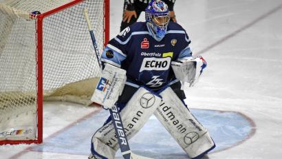 Archivbild: gb
Der Weidener Goalie Jaroslav Hübl bot beim 3:2-Sieg der Blue Devils bei den Eisbären Regensburg eine starke Leistung.