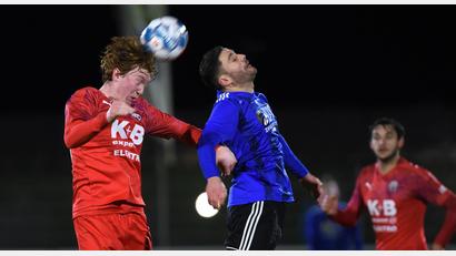 Bild: Büttner, Gerhard
Chousein Chousein (rechts) von der SpVgg Weiden recht sich im Spiel gegen den ASV Cham. Am Samstag geht es für die Weidener gegen die DJK Ammerthal.