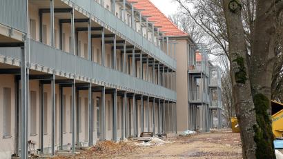 Bild: Wolfgang Steinbacher
Das ehemalige Bettenhaus: Außen ist die Sanierung beendet, im Inneren warten alle 119 Wohnungen noch auf den Ausbau. Den sollen und wollen die Käufer nun in Eigenregie in Angriff nehmen.