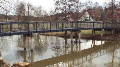 Bild: e
Nicht nur sicherer, sondern auch schöner: Der neue Vilssteg in Theuern ist bereits wieder begehbar.
