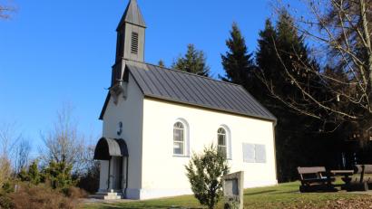 Bild: soj
Unter blauem Himmel erstrahlt die Kapelle auf dem Kalvarienberg im Sonnenlicht.