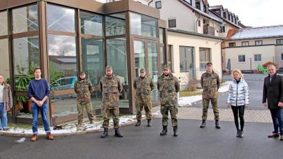 Bild: Fabian Polster/Landratsamt/exb
Beim Rundgang im Gesundheitsamt dabei waren (von links) Leiter Dr. Stefan Geyer, Teamleiter Moritz Gärtner, das Bundeswehr-Team aus Straubing sowie Dr. Susanne Seidl-Pillmeier und Landrat Roland Grillmeier.
