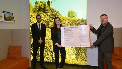 Bild: bey
Regionalmarktleiter Gerhard Röbl und Geschäftsstellenleiterin Caroline Kißler (von links) überreichen Bürgermeister Reinhard Sollfrank stellvertretend für acht Vereine und Institutionen einen Spendenbetrag von 2800 Euro.