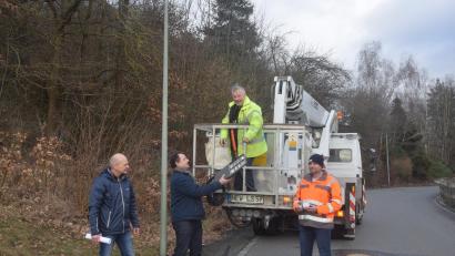 Bild: fz
Bürgermeister Anton Kappl (Zweiter von links) reicht für die Umrüstung den letzten Leuchtkörper, der die Umrüstungsmaßnahme abschließt.