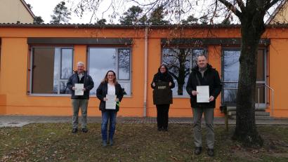 Bild: Josef Beer/exb
Unterzeichnen den Vertrag zur Kooperation von Grundschule Ebermannsdorf und Naturpark Hirschwald (von links): Markus Dollacker, Vorsitzender des Naturpark Hirschwald, Ulrike Erlbacher, Rektorin der Grundschule Ebermannsdorf, Isabel Lautenschlager, Geschäftsführerin des Naturparks Hirschwald, und Erich Meidinger, Bürgermeister der Gemeinde Ebermannsdorf.