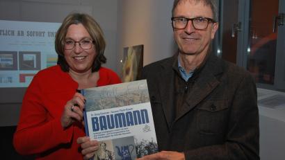 Bild: gsp
Susanne Plank-Häusler und Georg Baumann präsentieren das 276 Seiten starke Buch "Baumann. Amberger Emailgeschirr erobert die Welt".