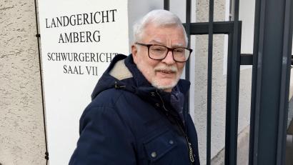 Bild: upl
Wolfgang Houschka vor dem Landgericht in Amberg.