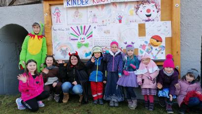 Bild: ga
Ein Beitrag zum ganz anderen Fasching: Farbenfroh wurde die Plakattafel durch die Kinder gestaltet.
