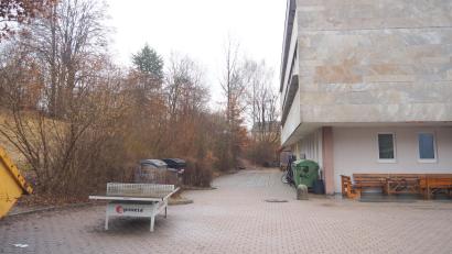 Bild: ws
Als Ersatz für das "rote Schulhaus" sollen hinter der Mittelschule mehrere Module aufgestellt werden. Dadurch könnten zwei Klassenräume entstehen. Für die Module muss der Hang etwas abgegraben werden.