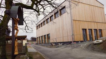 Bild: bkr
Die Turnhalle über dem Bürgerhaus hofft Bürgermeister Günter Kopp Ende Februar nach dem Umbau und den Sicherheitsüberprüfungen für den Sport wieder freigeben zu können.