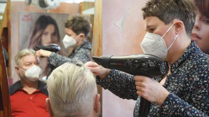 Bild: Gabi Schönberger
Seit diesem Mittwoch gilt auch im Friseursalon Frey in Weiden wieder die 3G-Regel. Zuvor kam zweieinhalb Monate lang nur, wer geimpft oder genesen war, unter den Kamm. Für die meisten Betriebe bedeutete das deutliche Einbußen.