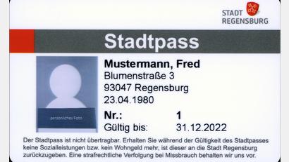 Bild: Stadt Regensburg, Peter Ferstl
So sieht der Stadtpass der Bezirkshauptstadt Regensburg aus. Ein ähnliches Kärtchen soll es ab September in Sulzbach-Rosenberg für Berechtigte geben. Gedacht ist es als diskreter Zugang zu Ermäßigungen in städtischen Einrichtungen, ohne Hartz IV-Belege offenlegen zu müssen.