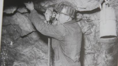Bild: Sammlung Hans Schöner
Hans Schöner war einer der letzten Bergleute, die im Theresienstollen Erz abbauten. Er erlebte die Schließung des Stollens 1964 und damit das Ende der Jahrhunderte langen Bergbaugeschichte Ambergs.