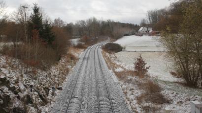Bild: fks
An der Bahnstrecke, die durch das Gemeindegebiet führt, soll der Mobilfunk verbessert werden.
