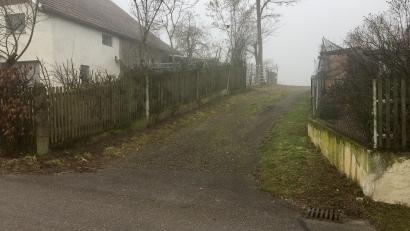 Bild: upl
Um dieses 30 Meter lange öffentlich gewidmete Wegstück geht es. Gemeinderat Erich Amann wollte festgehalten wissen, dass eine Erschließung hierüber grundsätzlich möglich.