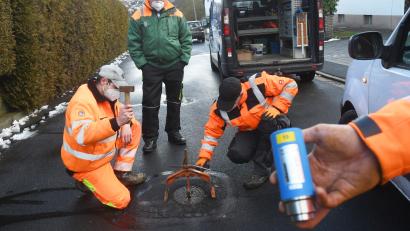 Bild: Gabi Schönberger
Zur Lecksuche bringen die Wasserwarte sogenannte Geräuschlogger an den Wasserschiebern an. Vor dem möglichen Kauf der Geräte, informierten sich die Neustädter über die Erfahrungen ihrer Kollegen aus Floß.