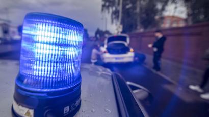 Symbolbild: Boris Roessler/dpa
Mit einem PS-starken Auto versuchten zwei Männer, der Polizei zu entkommen. Die Flucht endete vor einem Maisfeld.