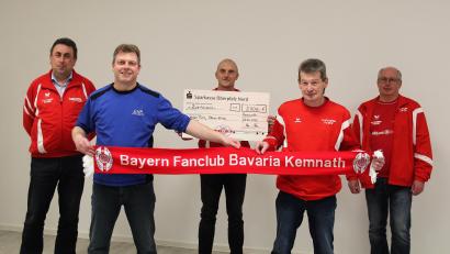 Bild: stg
Die Verantwortlichen des Kemnather Bayern-Fanclubs um Vorsitzenden Rainer Kische (Mitte) überreichten einen Scheck über 2000 Euro an Holger Pühl (Zweiter von links).