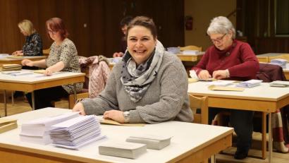 Bild: ads
Unter der Federführung von Carolin Rösch (vorne) aus dem Wahlausschuss von St. Michael machten Mitglieder des amtierenden Pfarrgemeinderats, der Kirchenverwaltung, vom Pfarrbüro sowie Gemeindereferent Benedikt Eckert und Pfarrer Alois Berzl die Unterlagen zum Versand der Briefwahlunterlagen fertig.