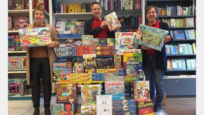 Bild: Bernhard Nußstein/exb
Hochwertiges Spielepaket für die Mittagsbetreuung der Grundschule Schmidmühlen (von links): Marion Härtl mit Bernhard und Ann-Britt Nußstein.