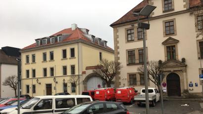 Bild: ihl
Für die Sanierung Unterer Markt 4 gibt es noch keinen genehmigten Bauantrag. Darüber entscheidet das Landratsamt, auch darüber, ob die Dachgauben rückgebaut werden müssen.