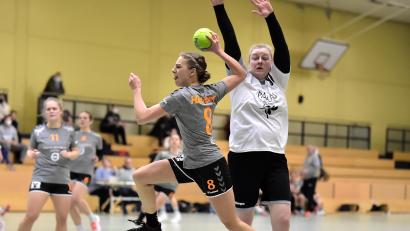 Bild: Hubert Ziegler
Christina Beer von der HG Amberg (am Ball) wirft eines ihrer drei Tore im Spiel, nachdem sie Routinier Maria Schlosser vom HC Weiden (rechts hinten) ausgespielt hatte.