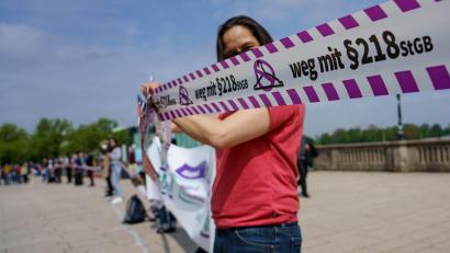 Symbolbild: Axel Heimken/dpa
Die Rufe nach der Abschaffung von Paragraf 218 werden lauter - auch die Oberpfälzer SPD sprach sich kürzlich dafür aus.