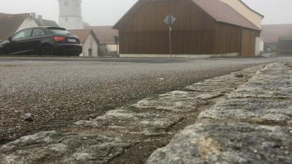Bild: upl
Die Bürgermeister-Delling-Straße in Trisching soll ausgebaut werden. Mit einer möglichst niedrigen Bordsteinkante.