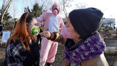 Bild: Kunz
Hier wird eine "Maske der Gleichheit" bemalt.
