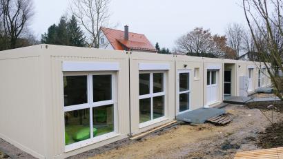 Bild: do
Nach dreimonatiger Bauzeit haben zwei Kita-Gruppen ihr neues Domizil in provisorischen Containern bezogen. Die Verdoppelung der Möblierungskosten führte im Marktgemeinderat zu einer lebhaften Debatte.