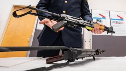 Bild: Armin Weigel/dpa
Passau: Ein Polizist zeigt am Rande der Jahresbilanz 2021 der bayerischen Grenzpolizei sicherstellte Waffen (umgebaute AK-47 Kalaschnikow).