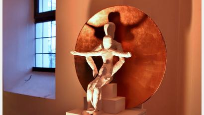 Bild: Thomas Dobler
Das Kunstwerk "Praesentatio" von Markus Meier steht im Eingangsbereich der Klardorfer Pfarrkirche St. Georg. Samt Sockel ist das weiß gehaltene Werk etwa mannshoch, im Mittelpunkt sind zweisitzende Figuren vor vor einer konkaven, goldfarbenen Schale.