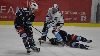 Archivbild: gb
Die Blue Devils empfangen am Dienstag den SC Riessersee. Das erste Heimspiel (Szene mit Elia Ostwald, links) gegen den Traditionsverein gewannen die Weidener im Oktober 2021 mit 5:0.