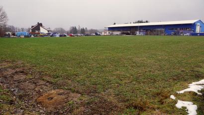 Bild: bkr
1995 wurde beschlossen, den Bebauungsplan „GE-West“ aufzustellen. Rechtskraft erlangte er nicht, weil im Verfahren die gewünschten Baugenehmigungen erteilt wurden und das Verfahren daraufhin nicht weiterverfolgt wurde. Das Bild zeigt den westlichen Teil zur Friedhofsseite.