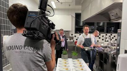 Bild: Round Table 185 Schwandorf/exb
Das "Dinner 4 Charity 2022" der Schwandorfer Rouund-Tabler wurde wie im Vorjahr aus der Küche der Firma Horsch übertragen. Rund 200 Hobbyköche verfolgten an den heimischen Laptops das Geschehen mit und fabrizierten parallel zu den Profiköchen ein viergängiges Menü.