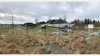 Bild: Gabi Schönberger
Neben der bestehenden Photovoltaikanlage nördlich von Neunkirchen (gegenüber Gewerbegebiet Weiden West III) sollen weitere Anlagen entstehen. Der Bauausschuss billigte die Aufstellung des Bebauungsplans sowie die Änderung des Flächennutzungsplans.