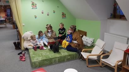 Bild: gi
Aufmerksam lauschten die Kinder der Geschichte vom Grolltroll, die ihnen Märchentante Birgit Gerlach-Kneißl vorlas. Unterstützt wurde sie von einer Mama.