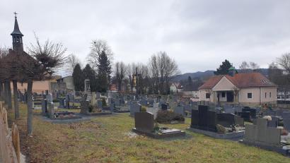 Bild: ws
Im Konzept für den Friedhof wird auch Augenmerk auf die Leerstellen in den Gräberreihen gelegt. Dort könnten Urnengräber in verschiedenen Variationen, etwa durch Stelen, vorgesehen werden.